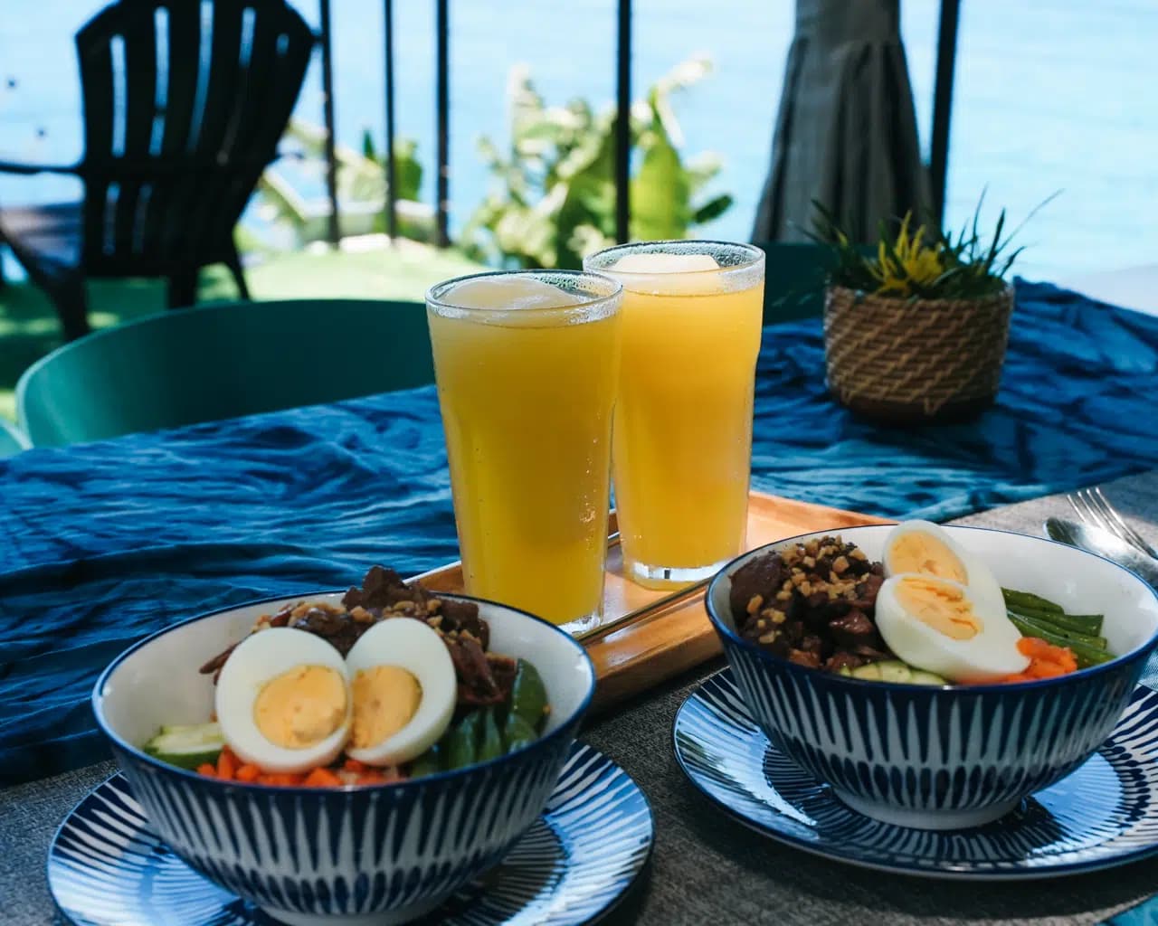Breakfast by the sea
